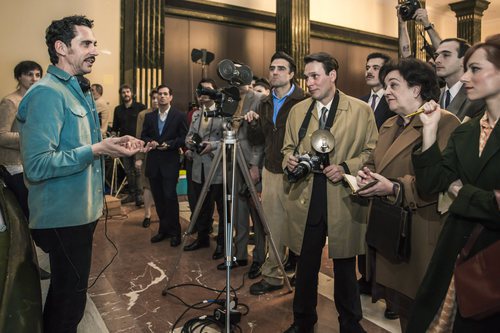 Paco León da instrucciones a los extras de 'Arde Madrid'