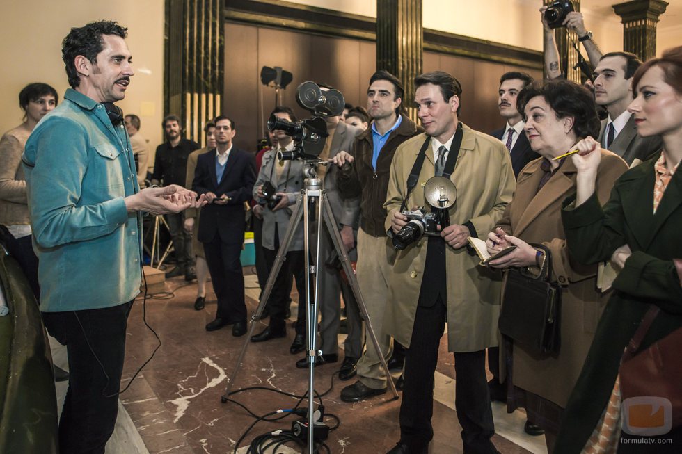 Paco León da instrucciones a los extras de 'Arde Madrid'