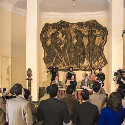 Rodaje de la rueda de prensa de Ava Gardner (Debi Mazar) de 'Arde Madrid'