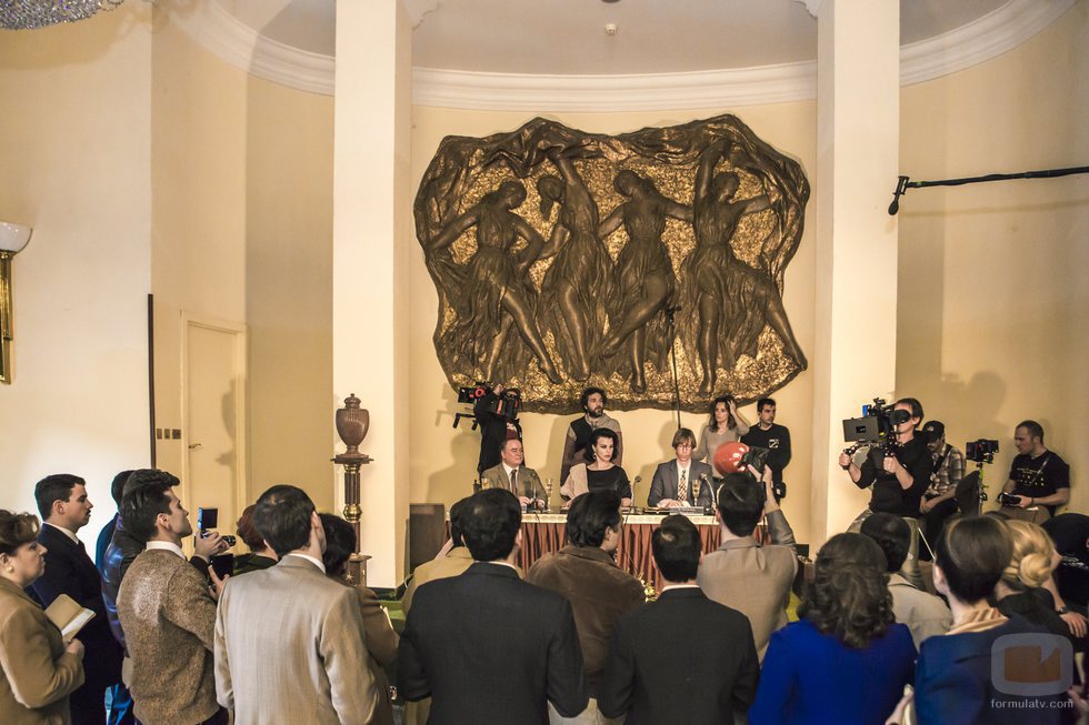 Rodaje de la rueda de prensa de Ava Gardner (Debi Mazar) de 'Arde Madrid'