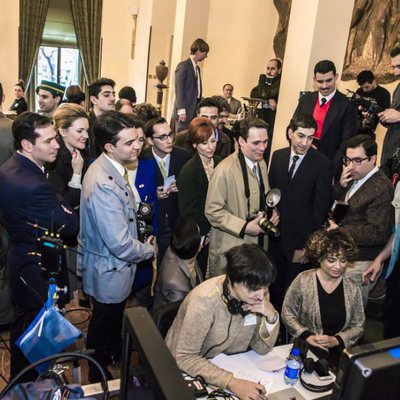 Paco León junto a los extras durante el rodaje de 'Arde Madrid'