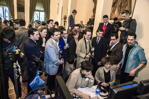 Paco León junto a los extras durante el rodaje de 'Arde Madrid'