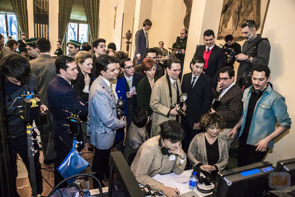 Paco León junto a los extras durante el rodaje de 'Arde Madrid'