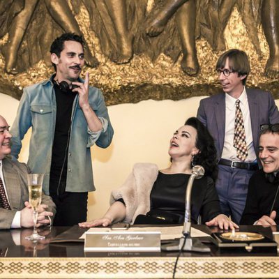 Paco León, junto a Debi Mazar durante el rodaje de 'Arde Madrid'
