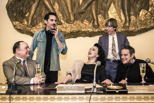 Paco León, junto a Debi Mazar durante el rodaje de 'Arde Madrid'