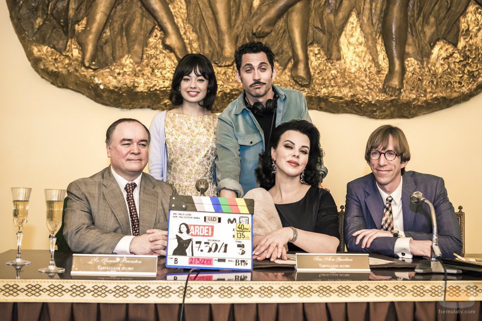 Anna Castillo, Debi Mazar y Paco León, durante el rodaje de 'Arde Madrid'