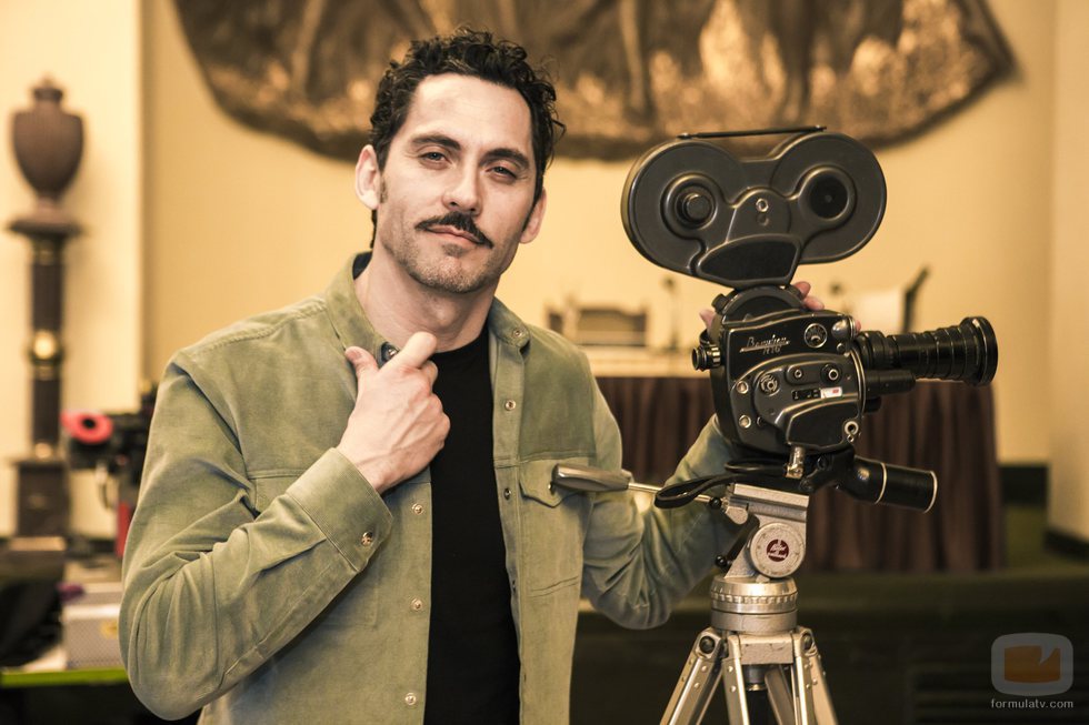 Paco León posa en rodaje de 'Arde Madrid' con una cámara antigua