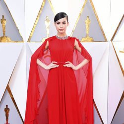 Sofia Carson posa en la alfombra roja de los Oscar 2018