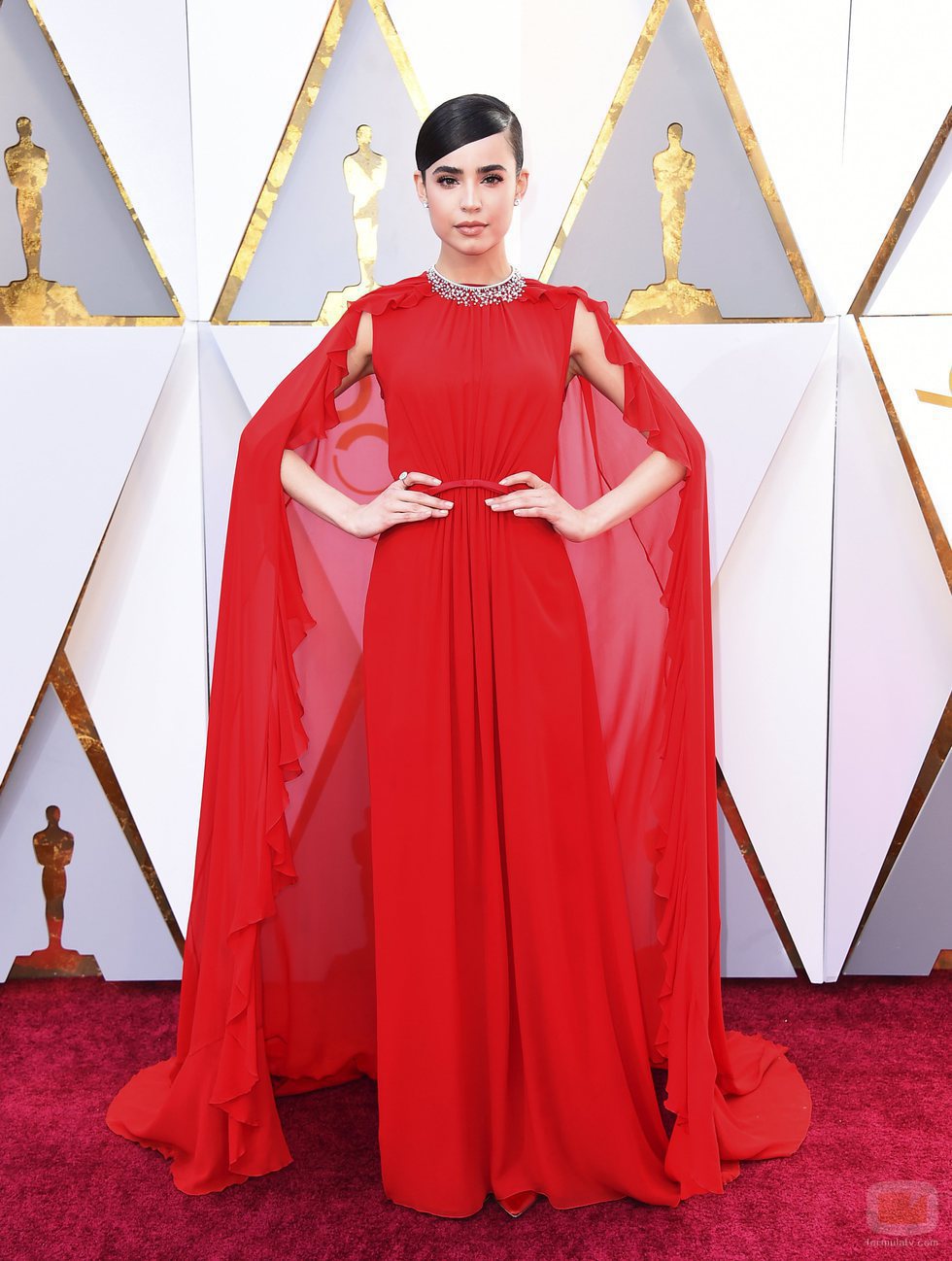 Sofia Carson posa en la alfombra roja de los Oscar 2018