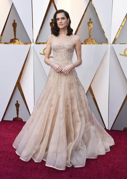 Allison Williams posa en la alfombra roja de los Oscar 2018