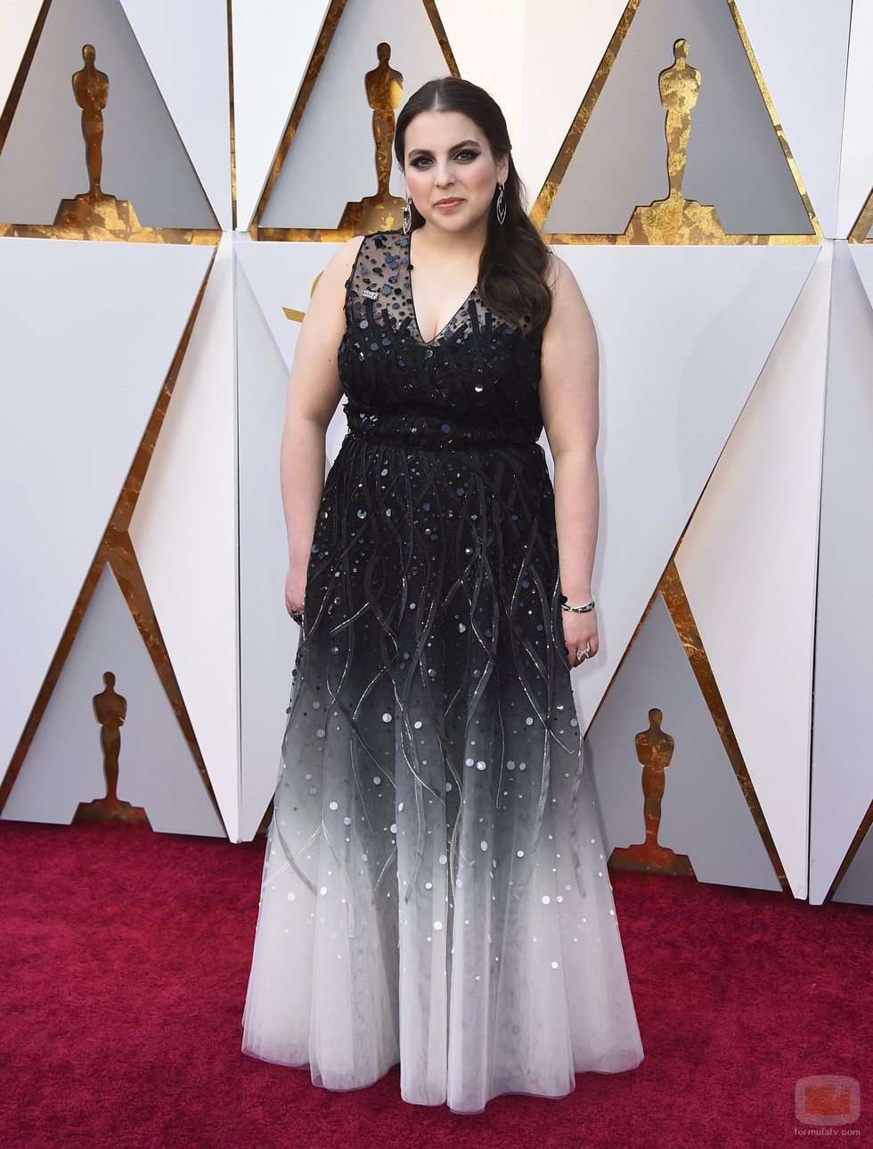 Beanie Feldstein posa en la alfombra roja de los Oscar 2018