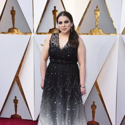 Beanie Feldstein posa en la alfombra roja de los Oscar 2018