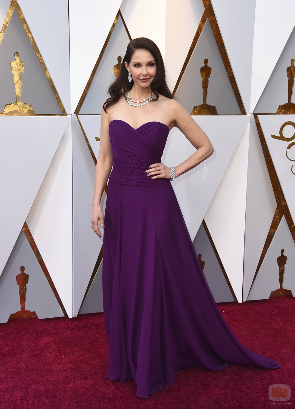 Ashley Judd posa en la alfombra roja de los Oscar 2018
