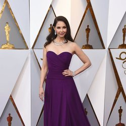 Ashley Judd  posa en la alfombra roja de los Oscar 2018