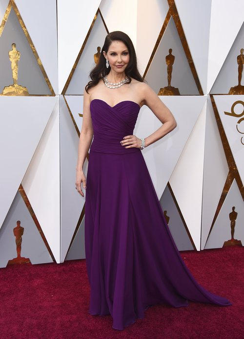 Ashley Judd  posa en la alfombra roja de los Oscar 2018