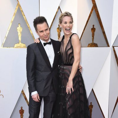 Sam Rockwell y Leslie Bibb posan en la alfombra roja de los Oscar 2018