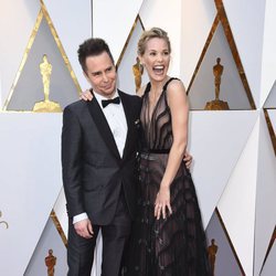 Sam Rockwell y Leslie Bibb posan en la alfombra roja de los Oscar 2018