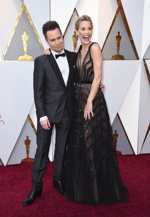 Sam Rockwell y Leslie Bibb posan en la alfombra roja de los Oscar 2018