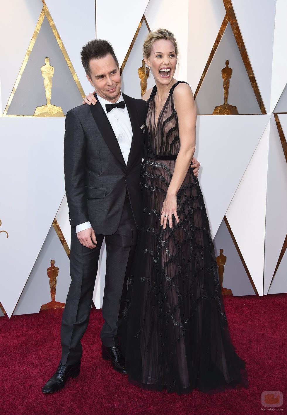 Sam Rockwell y Leslie Bibb posan en la alfombra roja de los Oscar 2018