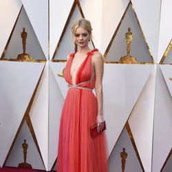 Samara Weaving posa en la alfombra roja de los Oscar 2018