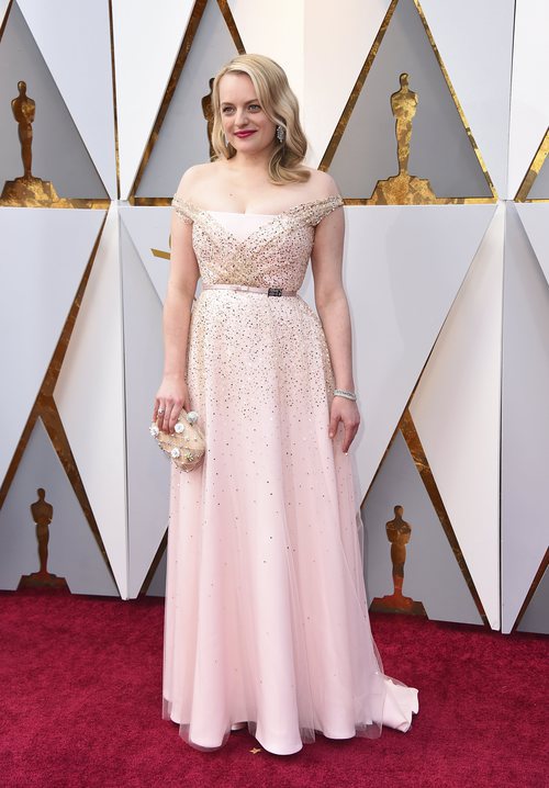 Elisabeth Moss posa en la alfombra roja de los Oscar 2018