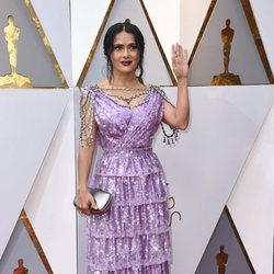 Salma Hayek posa en la alfombra roja de los Oscar 2018