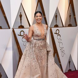 Gina Rodriguez posa en la alfombra roja de los Oscar 2018