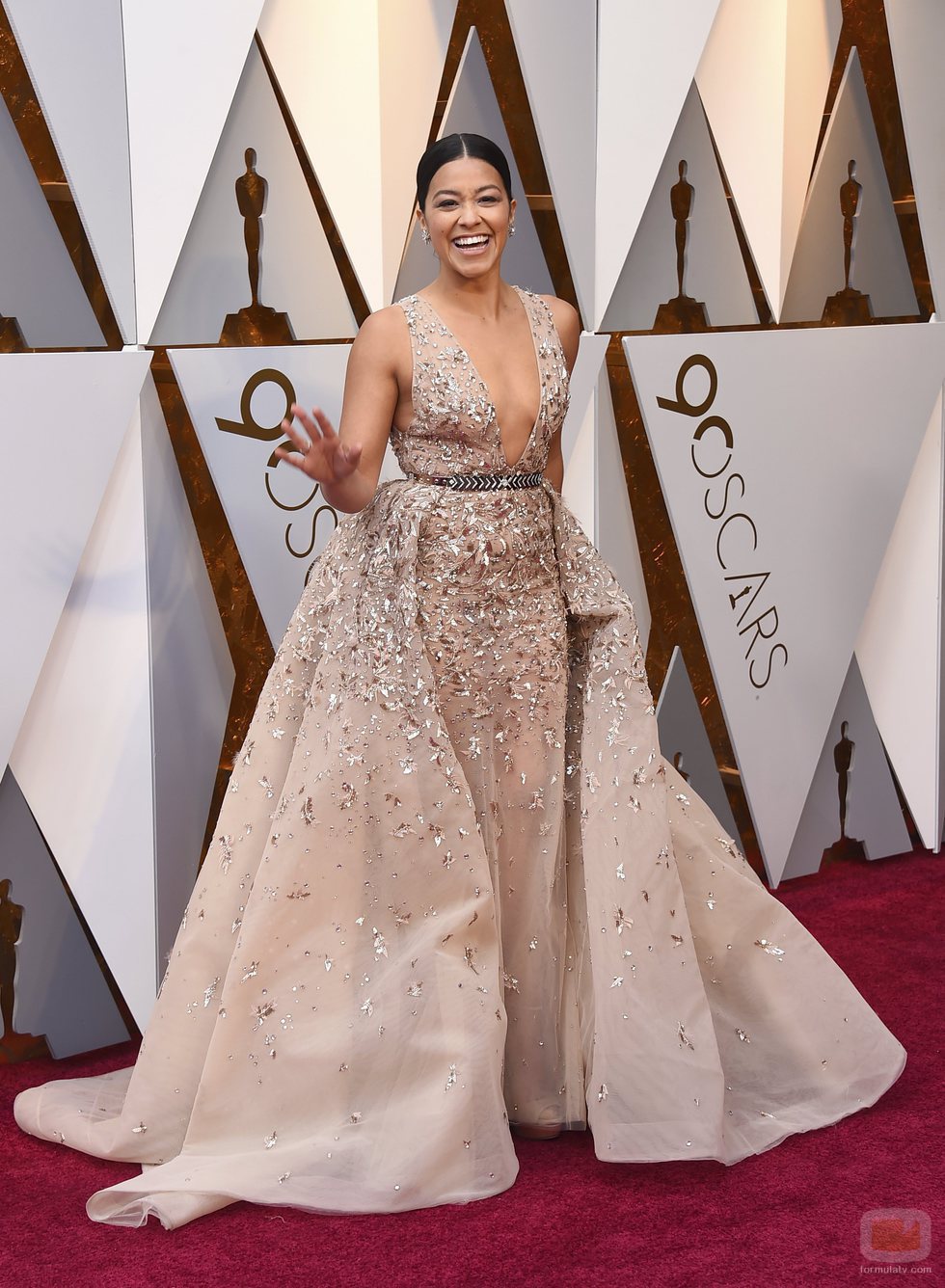 Gina Rodriguez posa en la alfombra roja de los Oscar 2018