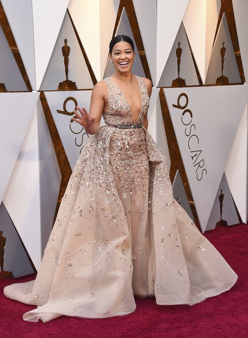 Gina Rodriguez posa en la alfombra roja de los Oscar 2018