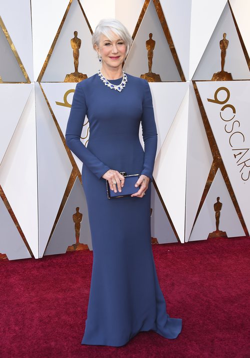 Helen Mirren posa en la alfombra roja de los Oscar 2018
