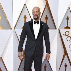 Common posa en la alfombra roja de los Oscar 2018