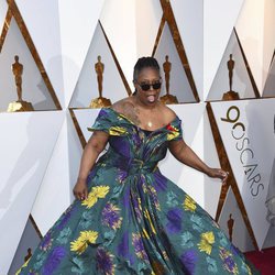 Whoopi Goldberg posa en la alfombra roja de los Oscar 2018