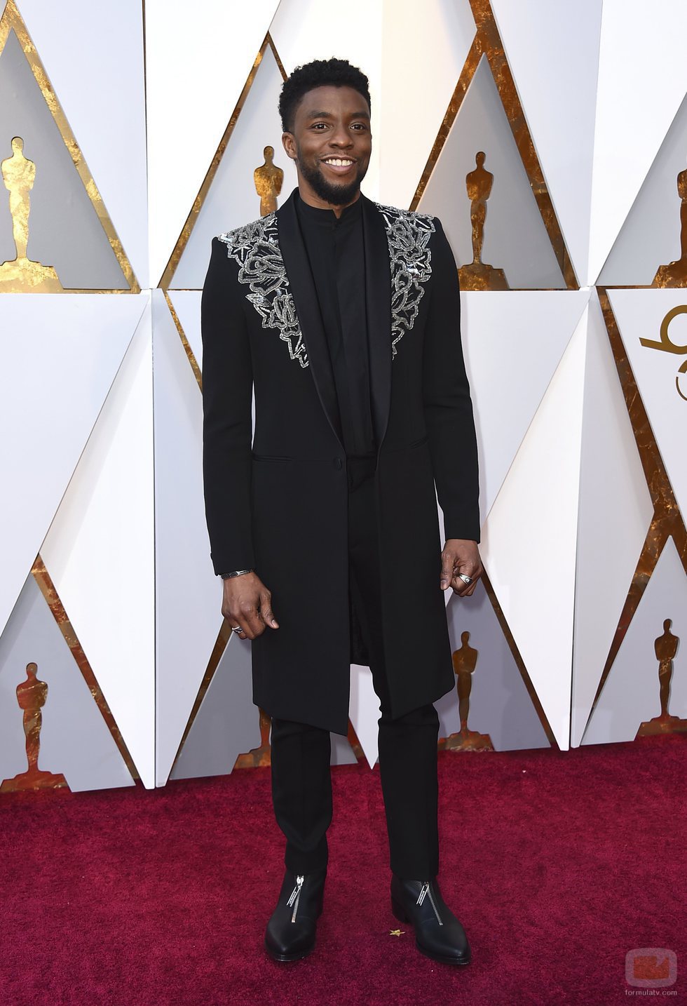 Chadwick Boseman posa en la alfombra roja de los Oscar 2018