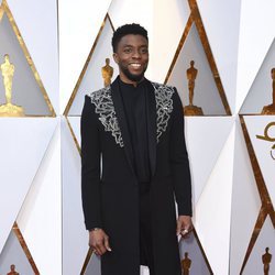 Chadwick Boseman posa en la alfombra roja de los Oscar 2018