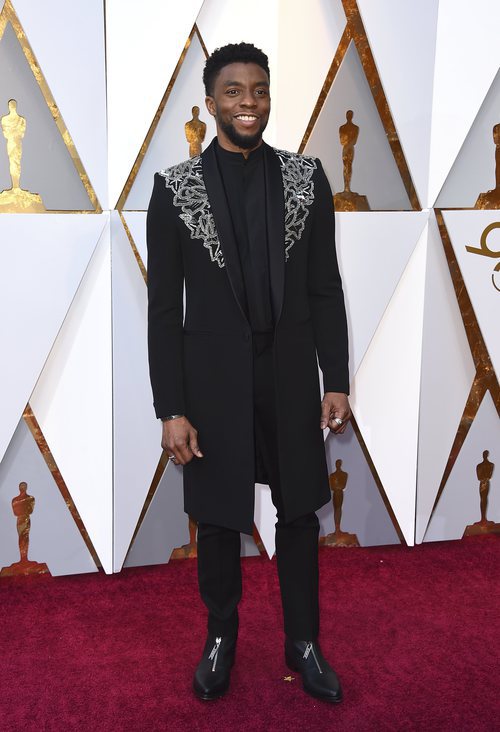 Chadwick Boseman posa en la alfombra roja de los Oscar 2018