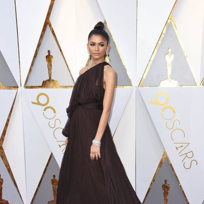Zendaya posa en la alfombra roja de los Oscar 2018