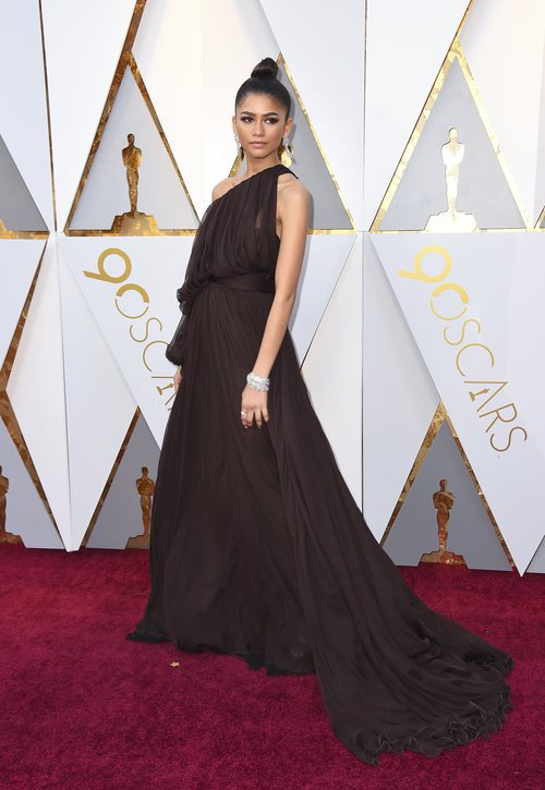 Zendaya posa en la alfombra roja de los Oscar 2018