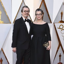 Gary Oldman y Gisele Schmidt posan en la alfombra roja de los Oscar 2018