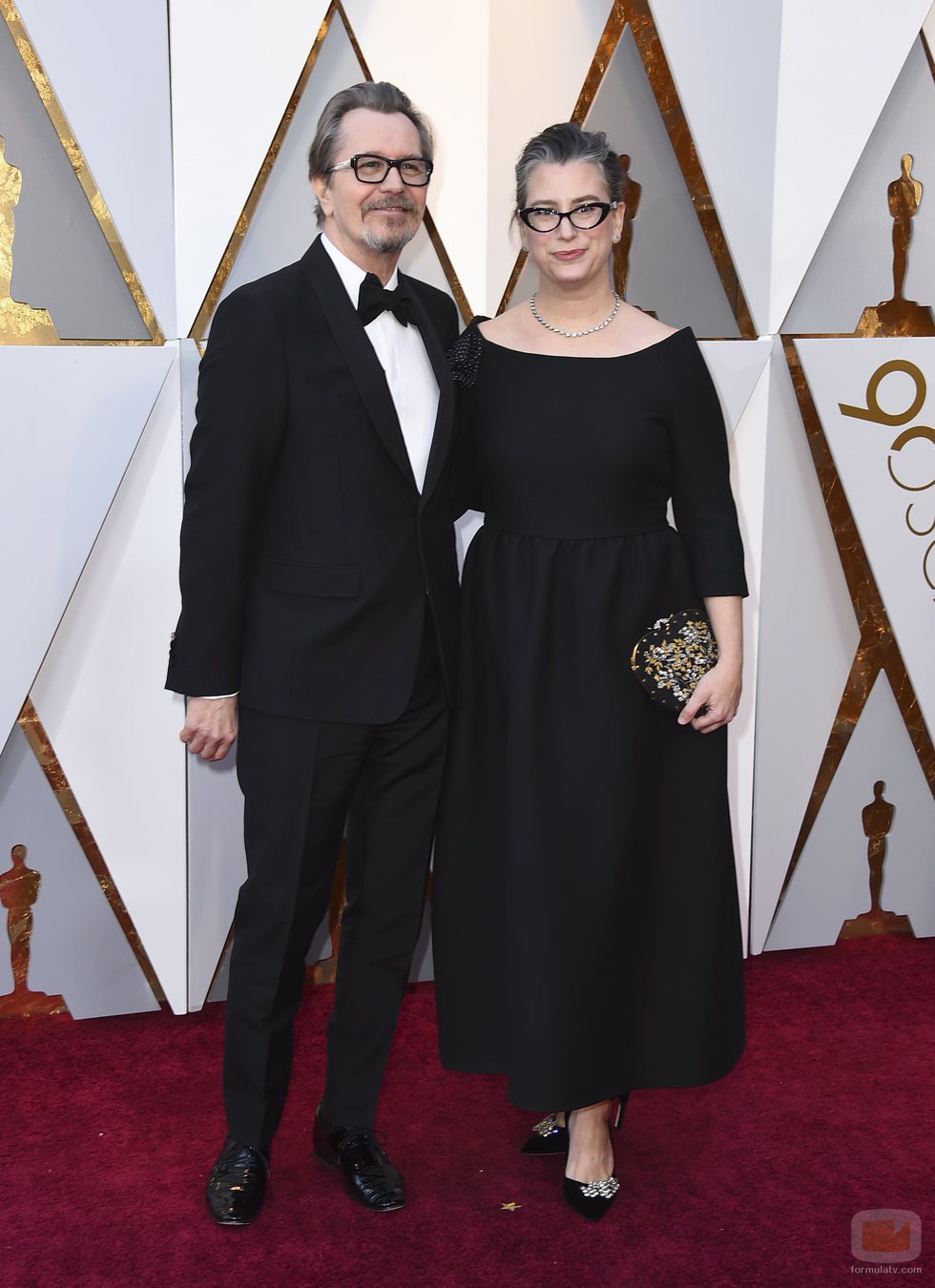 Gary Oldman y Gisele Schmidt posan en la alfombra roja de los Oscar 2018