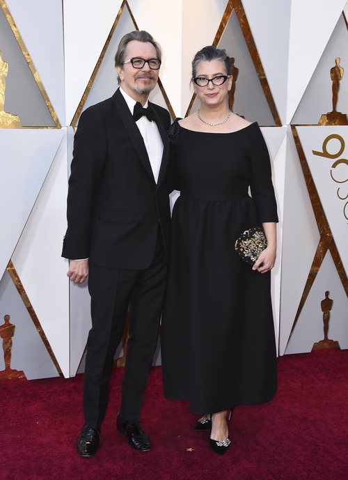 Gary Oldman y Gisele Schmidt posan en la alfombra roja de los Oscar 2018
