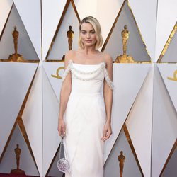 Margot Robbie posa en la alfombra roja de los Oscar 2018