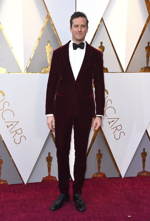 Armie Hammer posa en la alfombra roja de los Oscar 2018
