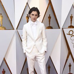 Timothée Chalamet posa en la alfombra roja de los Oscar 2018