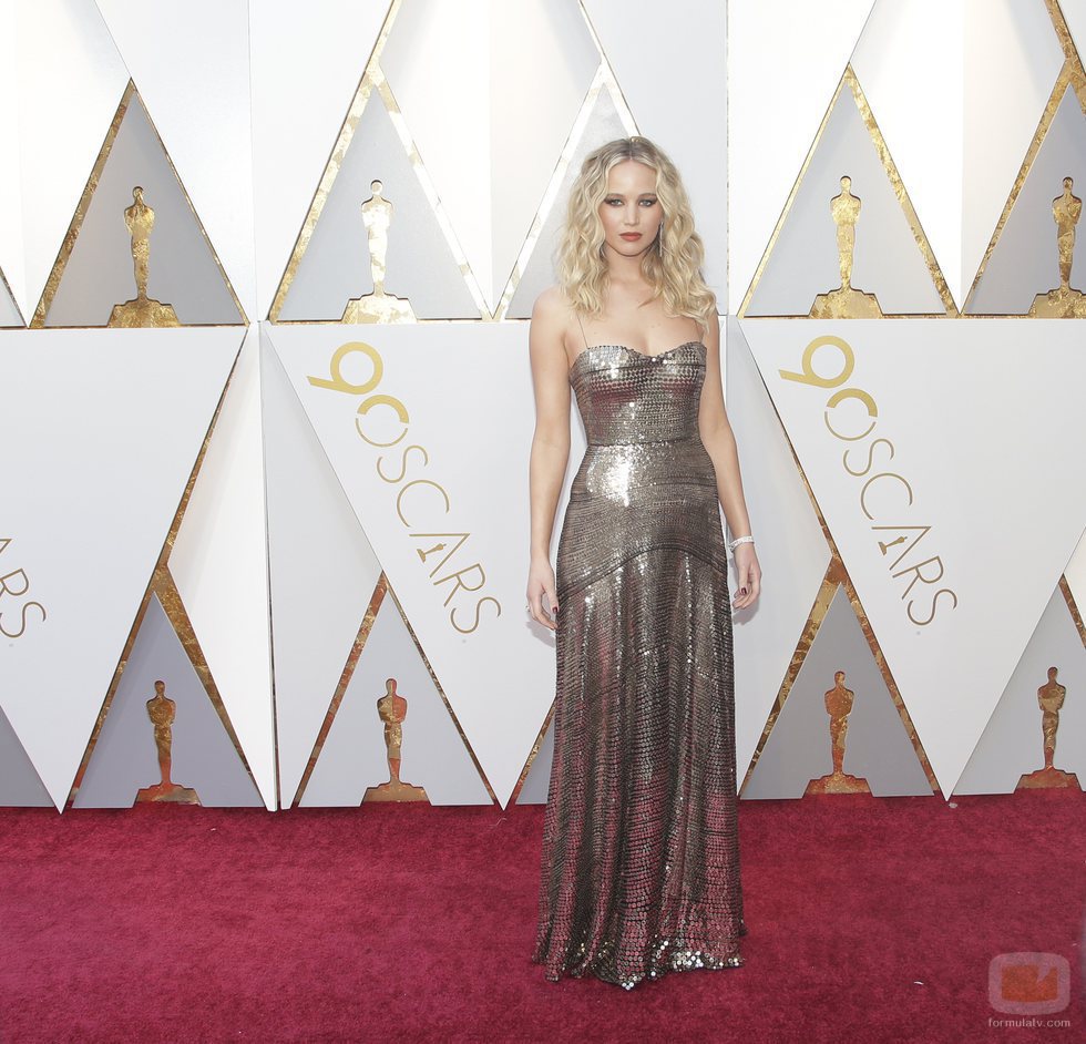 Jennifer Lawrence posa en la alfombra roja de los Oscar 2018