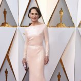 Laurie Metcalf posa en la alfombra roja de los Oscar 2018