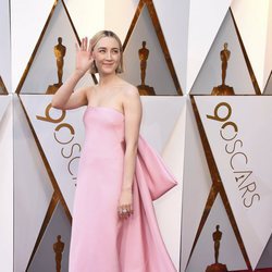 Saoirse Ronan posa en la alfombra roja de los Oscar 2018