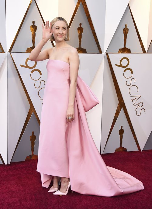 Saoirse Ronan posa en la alfombra roja de los Oscar 2018