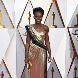 Lupita Nyong'o posa en la alfombra roja de los Oscar 2018