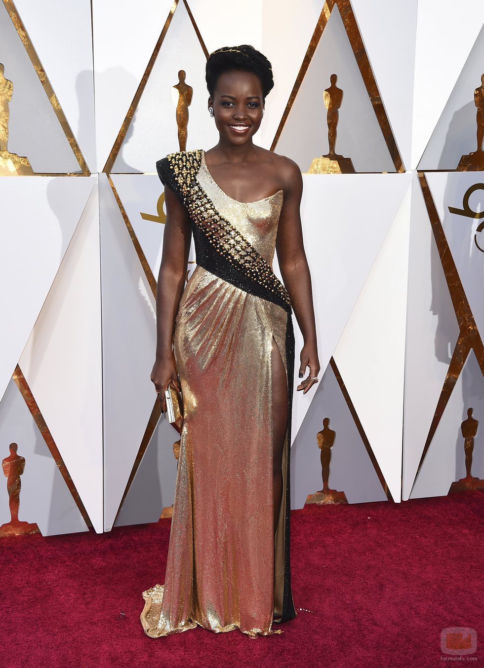 Lupita Nyong'o posa en la alfombra roja de los Oscar 2018
