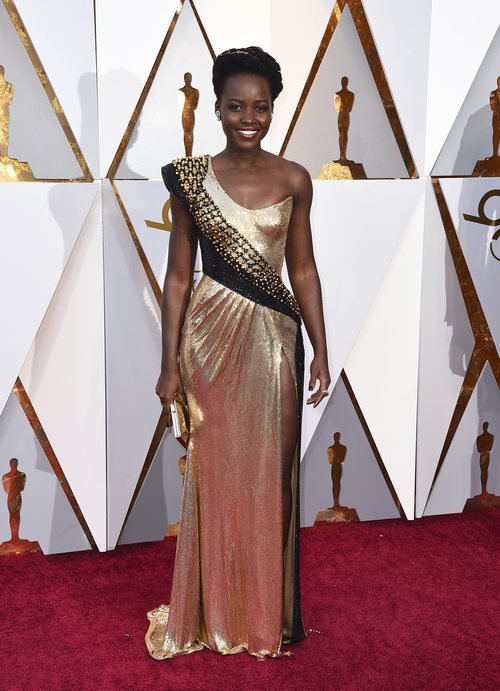 Lupita Nyong'o posa en la alfombra roja de los Oscar 2018